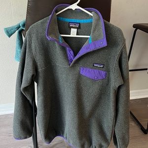 Like new Womens Patagonia fleece! Gray and purple
